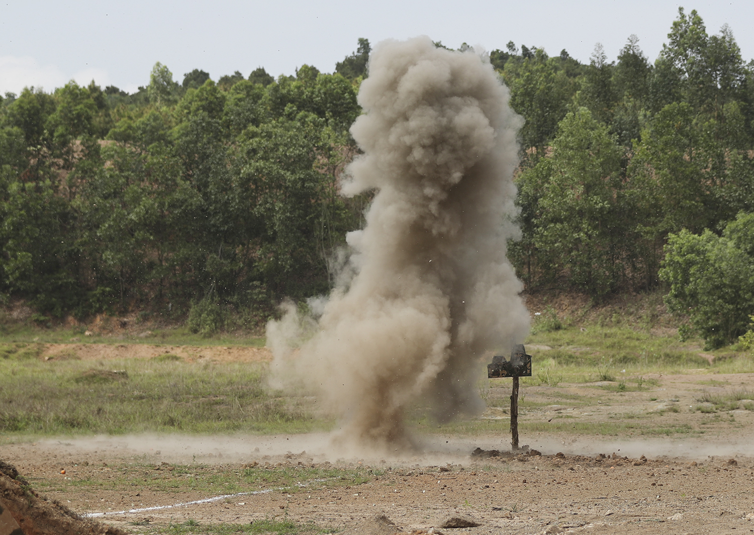 Chiến sĩ mới thực hành ném lựu đạn.